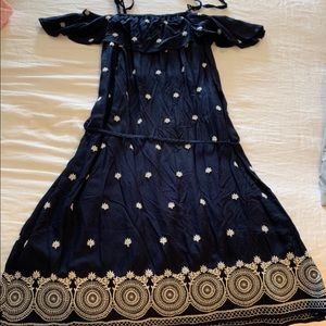 Super cute on/off the shoulder maternity sun dress